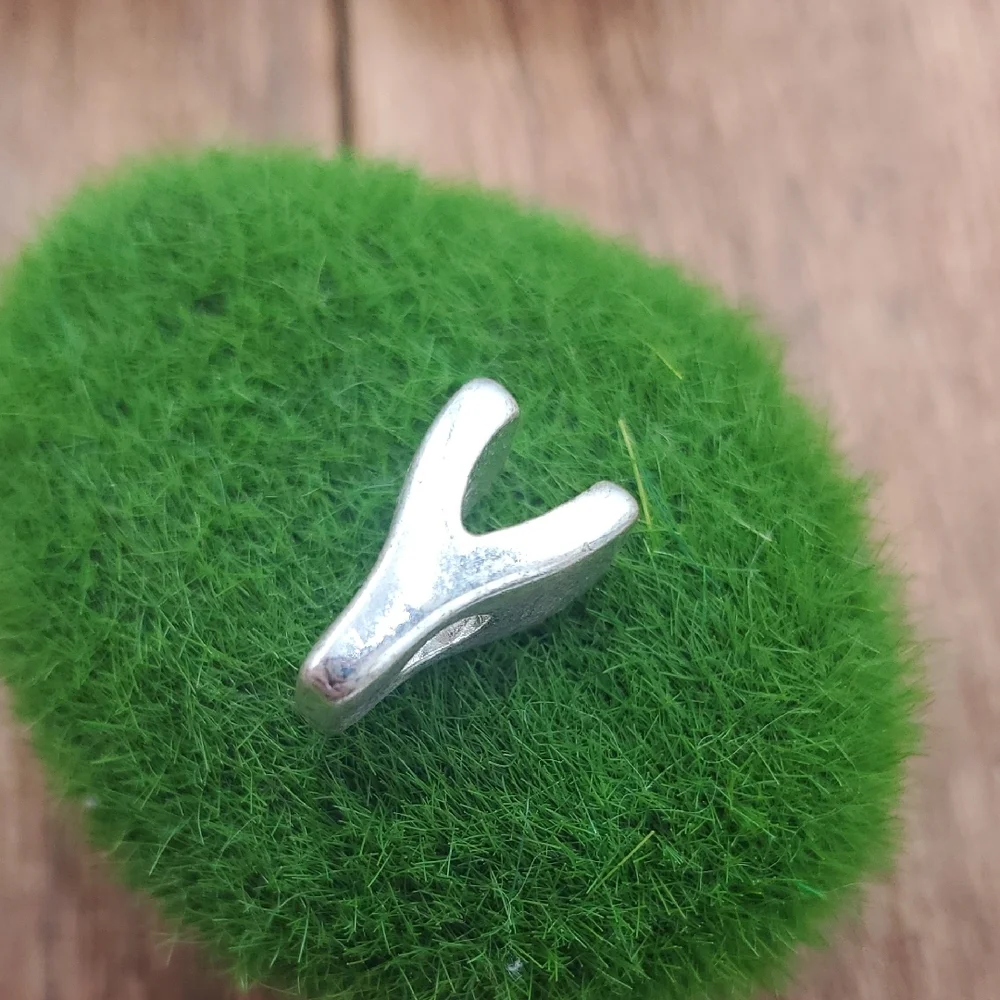 Silver Wishbone Charm‎ P339